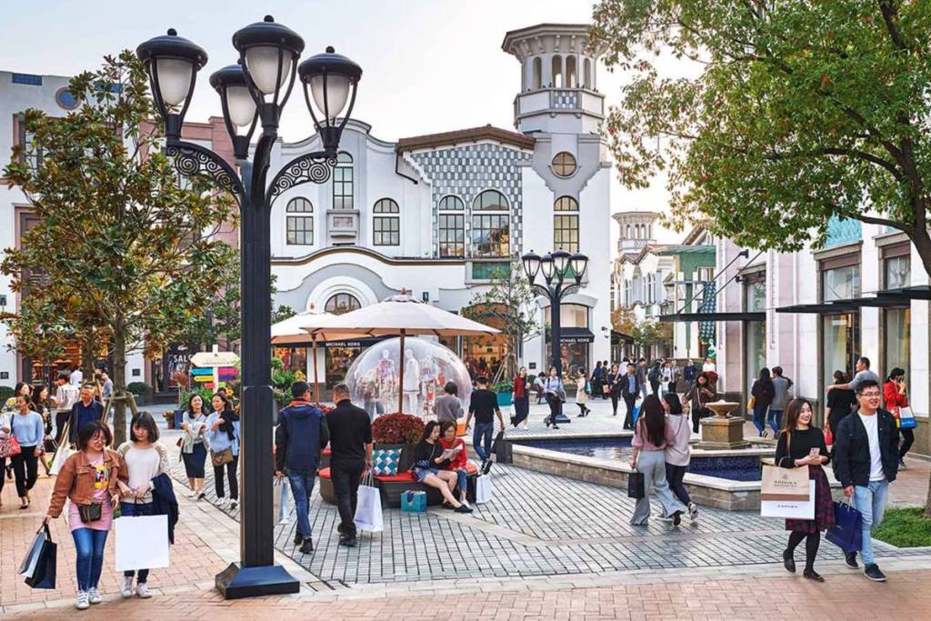 Ce « village de shopping » de style européen près de New York propose des bonnes affaires de créateurs, d’excellents restaurants et plus de 150 boutiques