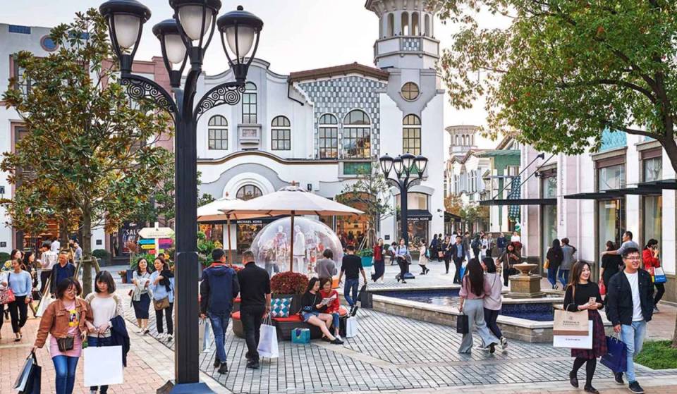 Ce « village de shopping » de style européen près de New York propose des bonnes affaires de créateurs, d’excellents restaurants et plus de 150 boutiques