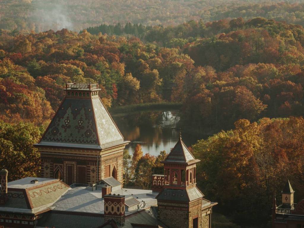 Emoldurada por bordos dourados e 5 milhas de estradas para carruagens, essa propriedade histórica de 250 acres no Vale do Hudson oferece o refúgio perfeito para o outono, a apenas 2 horas de Manhattan