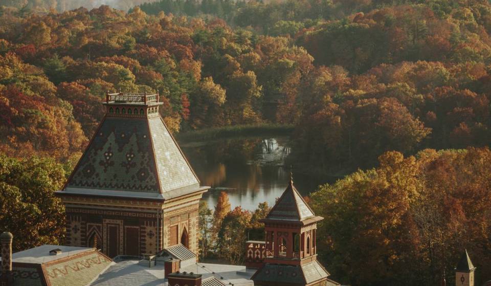 Entouré d’érables dorés et de 5 miles de chemins carrossables, ce domaine historique de 250 acres dans la vallée de l’Hudson t’offre l’escapade d’automne idéale, à seulement 2 heures de Manhattan