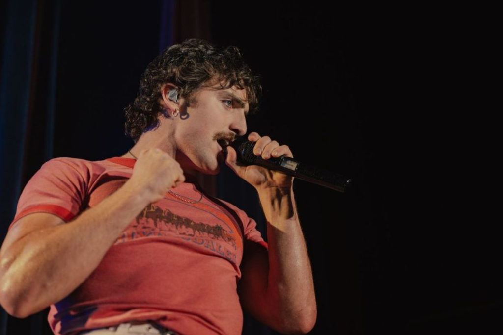Benson Boone tauscht die Arenen gegen einen intimen Auftritt in NYC mit einer umfangreichen Setlist aus 19 Songs und seinen typischen Rückwärtssaltos
