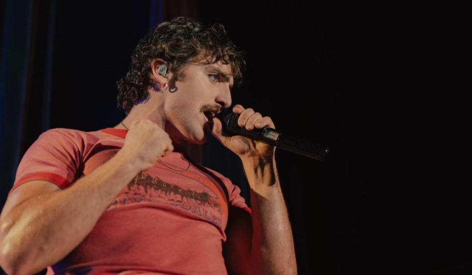 Benson Boone lascia le arene per un concerto intimo a New York con una ricca scaletta di 19 canzoni e le sue caratteristiche capriole all’indietro