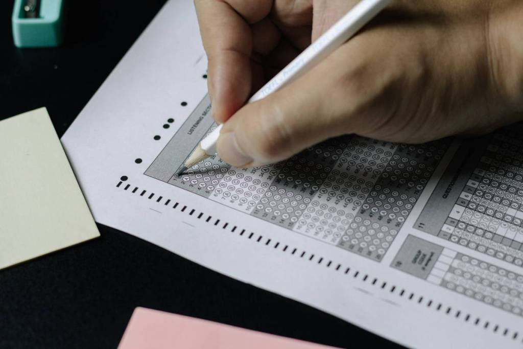 Person, die einen Scantron-Bogen ausfüllt