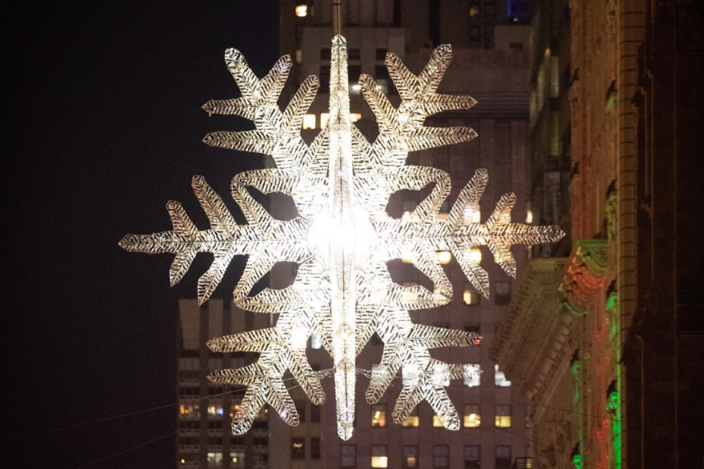 Die riesige, 30 Fuß breite und 3.300 Pfund schwere Schneeflocke auf der Fifth Avenue wird diesen November zur Weihnachtszeit beleuchtet
