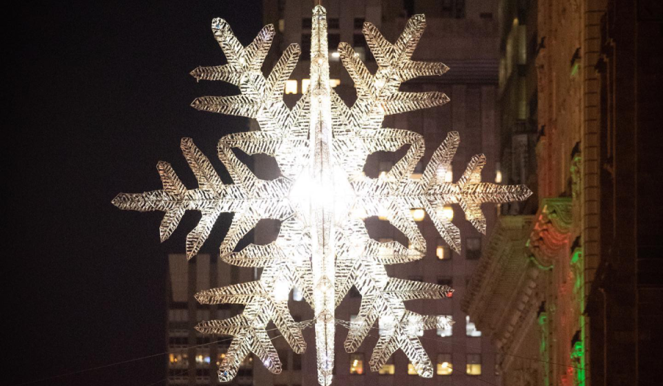 L’énorme flocon de neige de la Cinquième Avenue, large de 30 pieds et pesant 3 300 livres, sera illuminé pour les fêtes dès ce mois de novembre