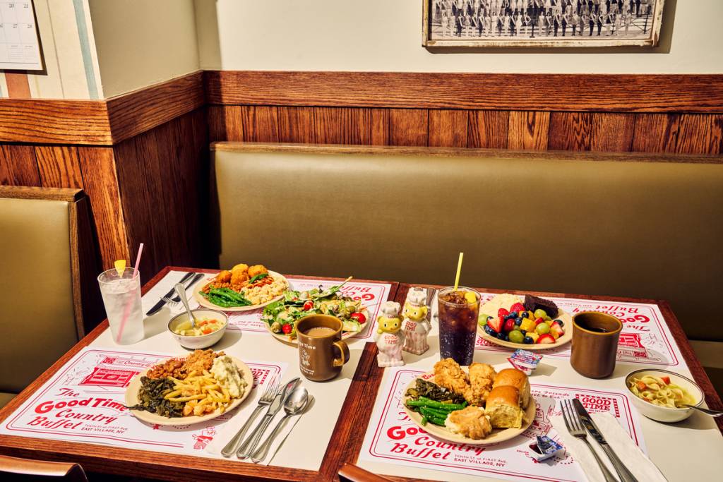 Ofreciendo un «auténtico festín sureño de autoservicio», un equipo reconocido por la Guía Michelin acaba de abrir un bufé retro al estilo de los 90 con todo lo que puedas comer en el East Village por 26,99 dólares.