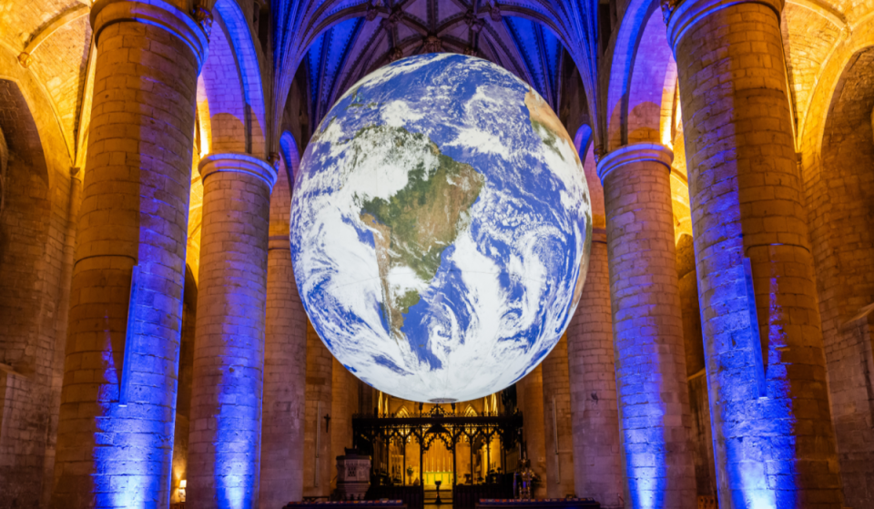Uma “Terra” flutuante de 23 pés está tomando conta da maior igreja da América do Norte, em Nova York, e a homenagem ao 800º aniversário é totalmente gratuita