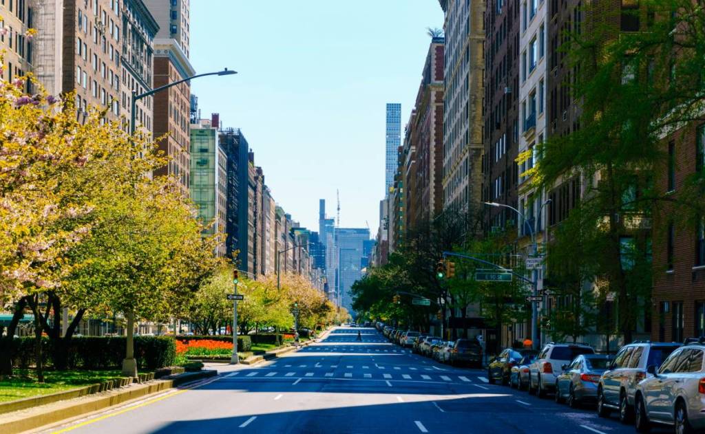 L’emblématique Park Avenue de New York va subir une transformation majeure, avec des terre-pleins centraux plus larges pour les piétons, des espaces verts et une nouvelle piste cyclable protégée