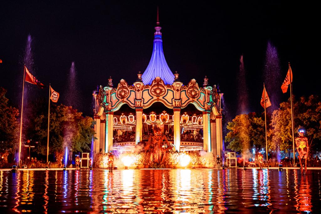 Questo enorme parco a tema di Halloween, a sole 2 ore da New York, riporta in scena il suo iconico Fright Fest con 4 nuovi labirinti infestati, giostre notturne e molto altro ancora