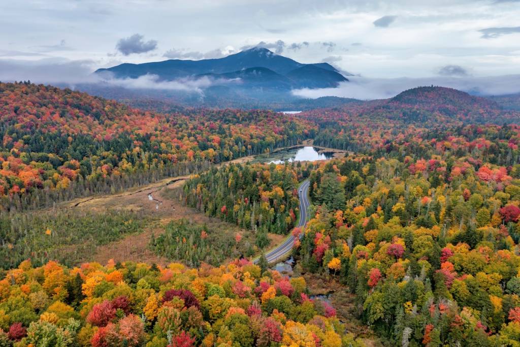 Gli Adirondack sono stati appena nominati una delle migliori destinazioni statunitensi per ammirare i colori autunnali — con piste ciclabili su rotaia di 2 ore, degustazioni di sidro locale e un labirinto di mais di 8 acri