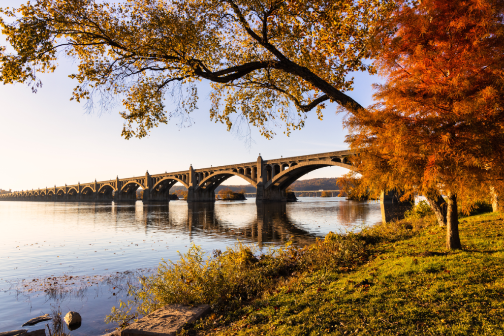 Weitblick auf die Brückenkonstruktion über den Susquehanna River in Pennsylvania vor Sonnenuntergang im Herbst