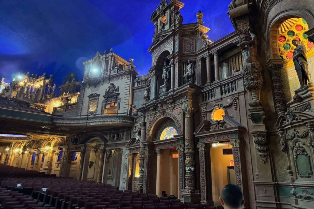 Nachdem es 30 Jahre lang leer stand, wird dieses historische Theater aus dem Jahr 1929 in der Bronx nun als zweitgrößter Veranstaltungsort von NYC wiedereröffnet – mit einer neuen Dachbühne, 4.000 Plätzen und einer funkelnden Sternendecke