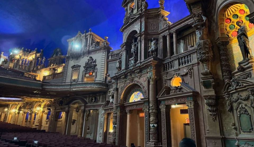 Na 30 jaar leeg te hebben gestaan, heropent dit historische theater uit 1929 in de Bronx als de op één na grootste zaal van NYC — met een nieuw podium op het dak, 4.000 zitplaatsen en een fonkelend sterrenplafond
