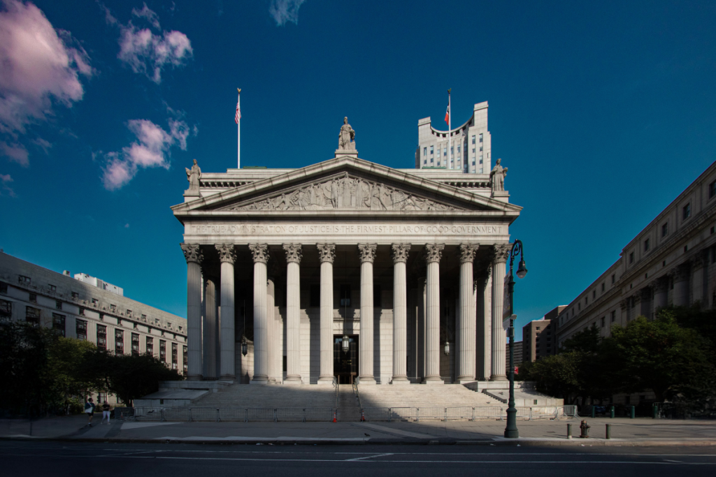 Vooraanzicht van het gebouw van het Hooggerechtshof in New York City met een blauwe lucht 2