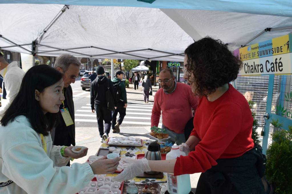 una persona comprando comida en Taste of Sunnyside