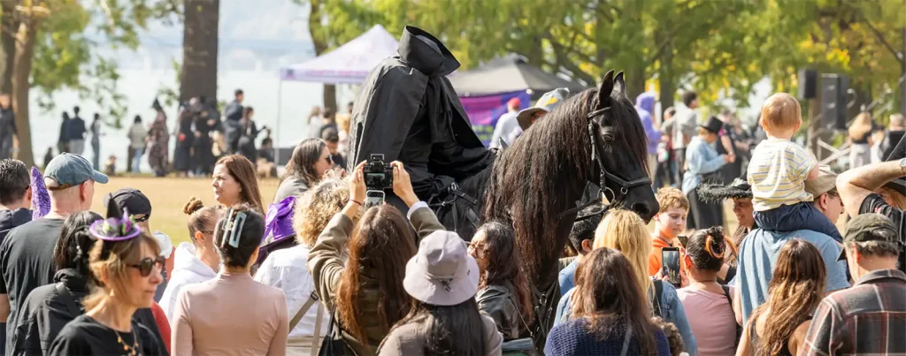 kopfloser Reiter beim SUP Witches Festival in Sleepy Hollow