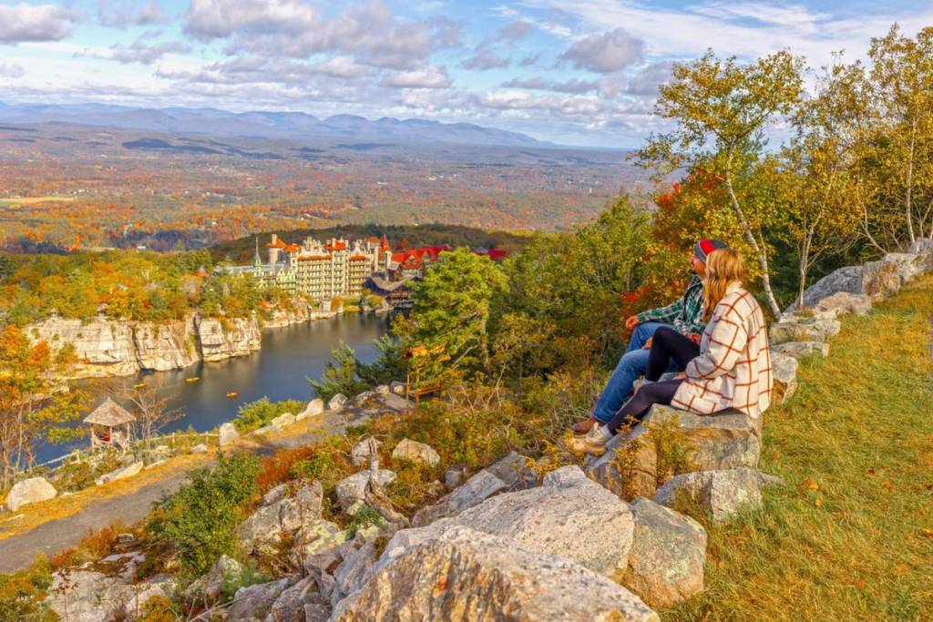 Dieser versteckte Rückzugsort in den Bergen von New York bietet 85 Meilen farbenprächtige Herbstwanderwege, gemütliche Lagerfeuer und Halloween-Feste im Hudson Valley