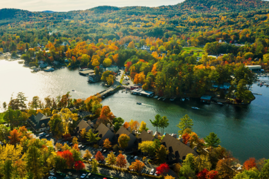 Dieser malerische See wurde zum Zweitplatzierten bei der Wahl zum besten See der USA gekürt – und seine 32 Meilen lange Uferlinie in den Adirondacks erstrahlt gerade in der ganzen Pracht des Herbstlaubs