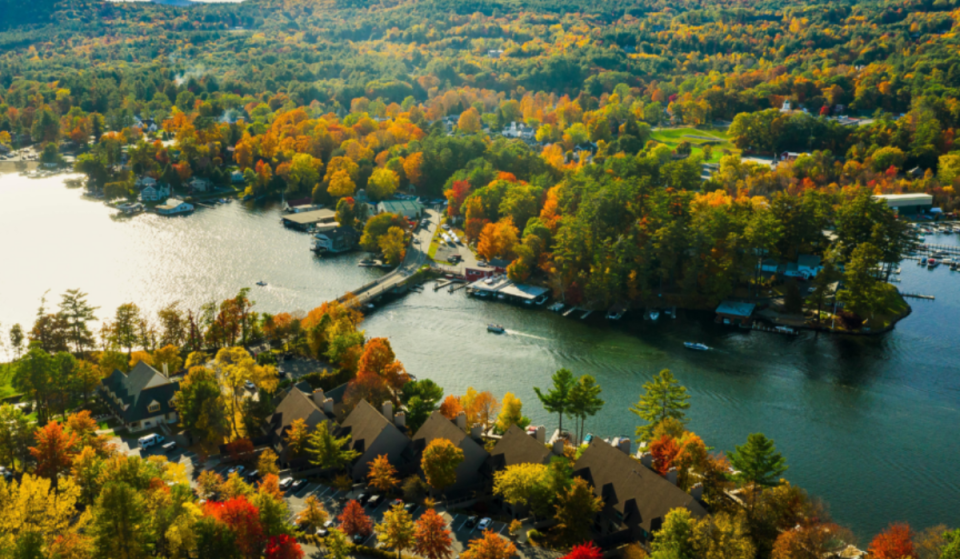Esse lago pitoresco foi eleito o segundo colocado na categoria de Melhor Lago dos EUA — e sua orla de 32 milhas nas Adirondacks está entrando no auge da folhagem de outono