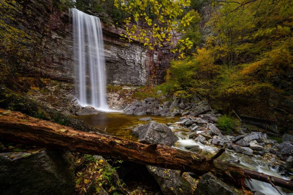 À moins de 3 heures de New York, tu trouveras une cascade cachée de 87 pieds, avec des couleurs d’automne, des falaises spectaculaires et une petite randonnée