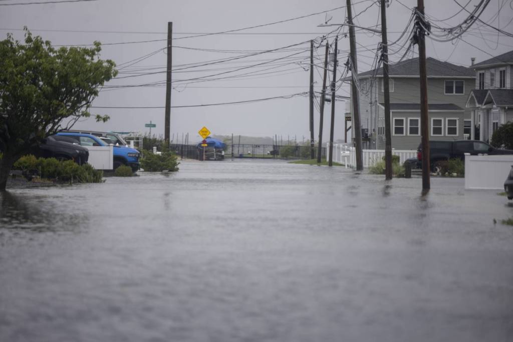 Una inusual tormenta del noreste en septiembre provoca las peores inundaciones en Atlantic City desde el huracán Sandy (2012), sumergiendo coches y arrasando media milla del litoral de Nueva Jersey