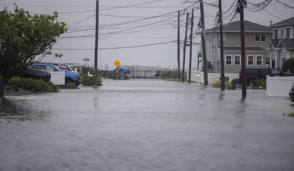 Une tempête du nord-est, rare pour un mois de septembre, provoque les pires inondations à Atlantic City depuis l’ouragan Sandy (2012), submergeant des voitures et emportant un demi-mile de littoral du New Jersey