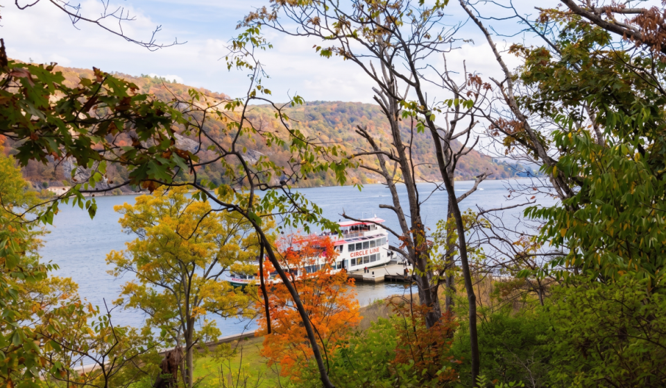 Diese malerische Herbstkreuzfahrt ab Manhattan bringt dich zu einem der meistbesuchten Parks im Nordosten – mit Oktoberfest-Leckereien, saisonalen Bieren und Live-Musik