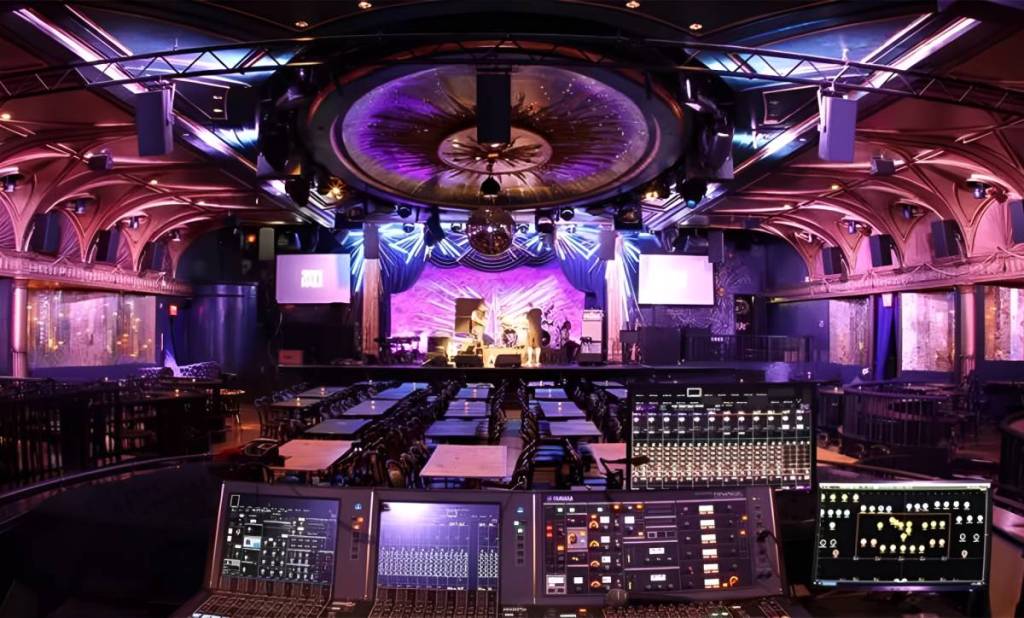 Un plano general del Sony Hall, en el que se ven el escenario, la zona de asientos y la cabina de sonido