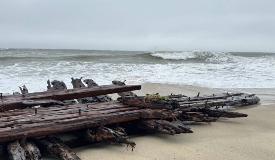 Une tempête du nord-est vient de mettre au jour des morceaux historiques du Warren Sawyer, une épave maudite de 1884 échouée près de Miacomet Beach