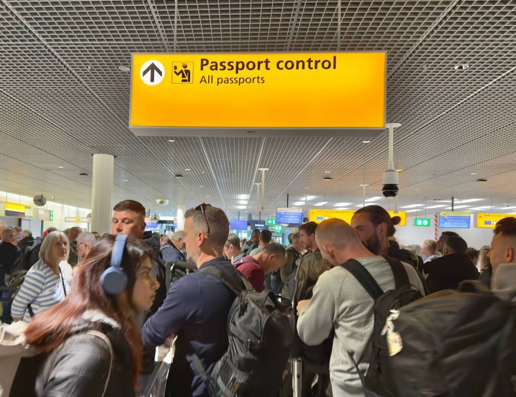 grupo de personas fuera del control de pasaportes en un aeropuerto