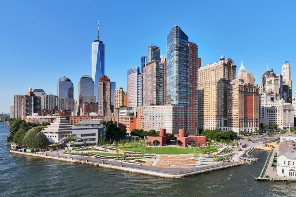 Acaba de reabrirse un proyecto de 221 millones de dólares en la costa de Nueva York, que ahora está 10 pies más alto, con un nuevo carril bici, protección contra inundaciones y vistas panorámicas del puerto