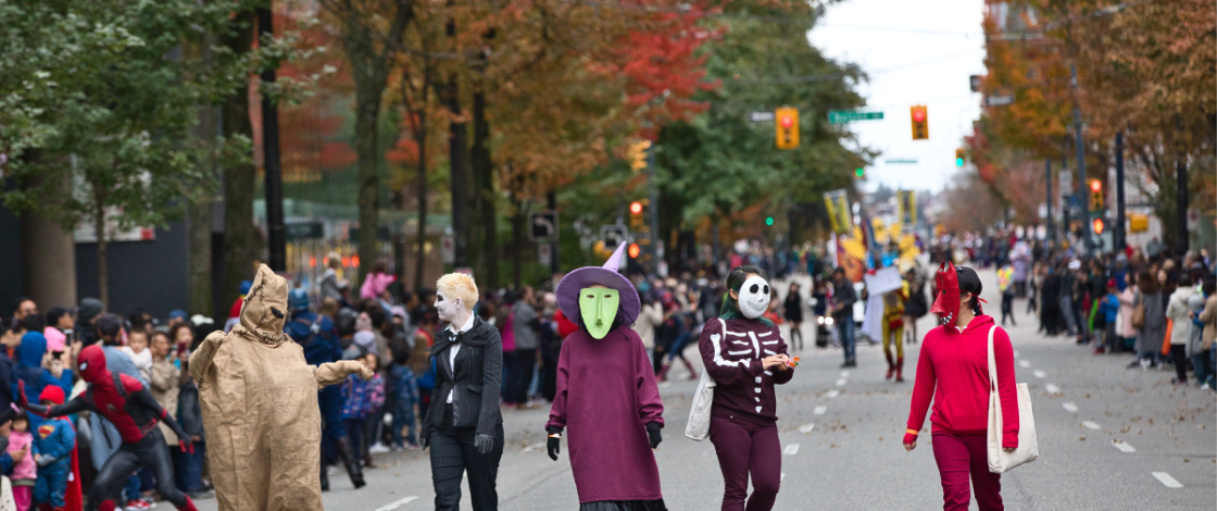 NYC sperrt im Oktober für seine bisher größte „Trick-or-Streets“-Feier 160 Straßen und Plätze für den Autoverkehr – mit kostenlosen Stadtführungen, Straßenfesten und 75.000 Süßigkeiten