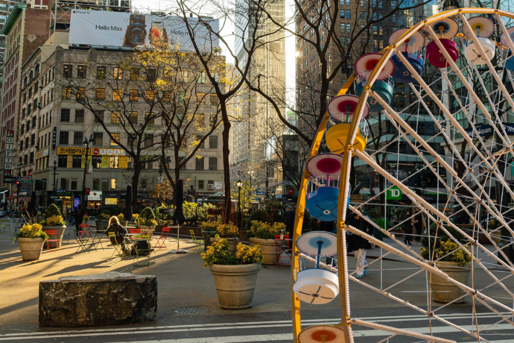 Herald Square Park y Greeley Square Park, en el Midtown de Manhattan (Nueva York), y una noria