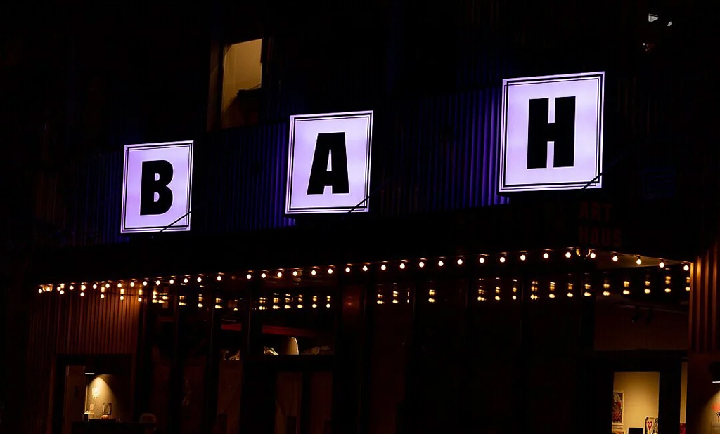 La moderna insegna del Brooklyn Art Haus a New York
