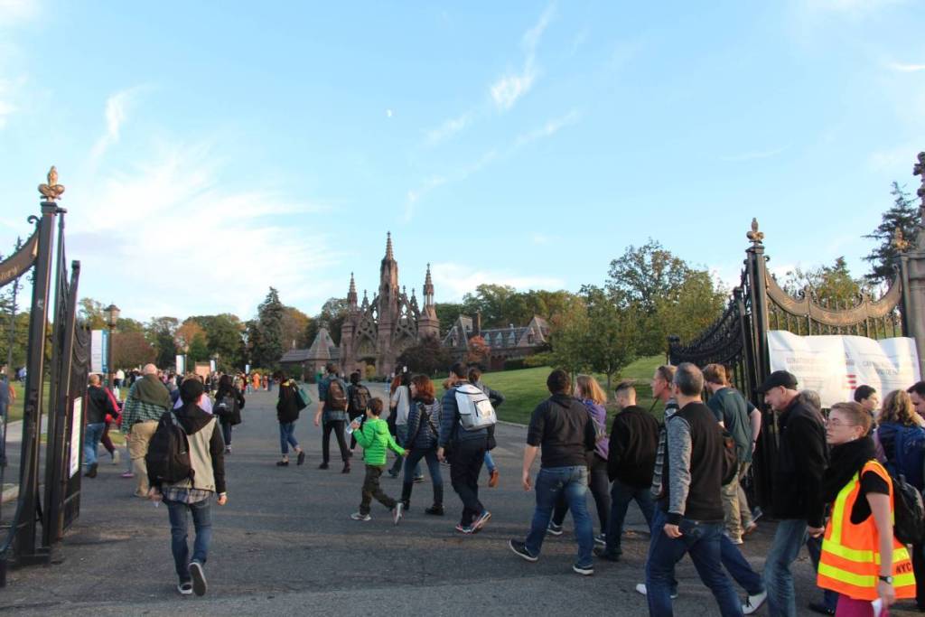 Ankunft der Fahrgäste am Green-Wood-Friedhof