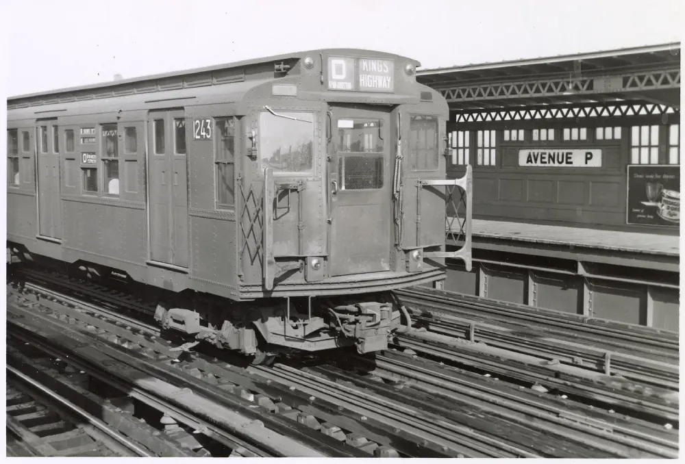 R62-Wagen-an-der-Avenue-P-in-Brooklyn-1955