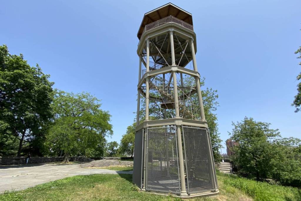 Dopo quasi 170 anni, i newyorkesi potranno salire su questa rara torre di avvistamento antincendio alta 47 piedi, suonare la sua campana da 5.000 libbre e ammirare Harlem dall’alto gratuitamente