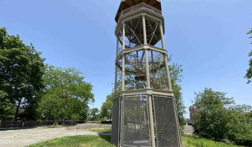 Depois de quase 170 anos, os nova-iorquinos podem subir nessa rara torre de vigia contra incêndios de 47 pés, tocar seu sino de 5.000 libras e ver o Harlem de cima de graça