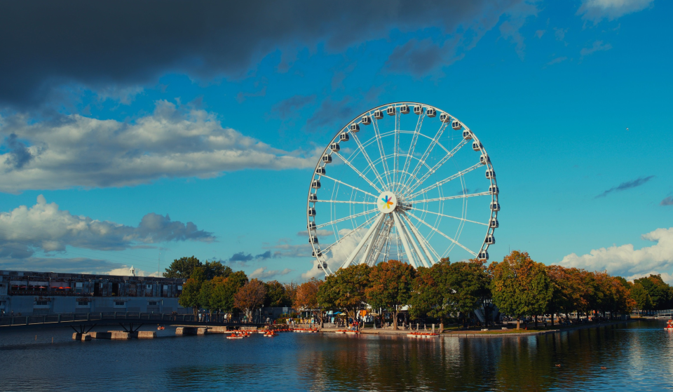 Für nur 72 Dollar bringt dich dieser malerische Amtrak-Zug von NYC durch die herrliche Herbstlandschaft nach Montreal
