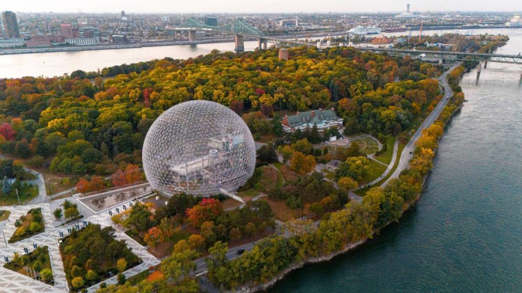 l’emblématique Biosphère et la végétation luxuriante du paysage urbain de Montréal