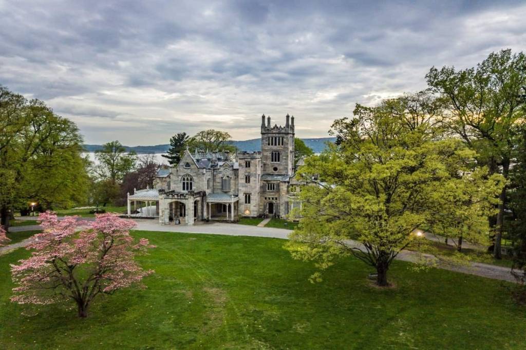 Depuis des décennies, le manoir de Lyndhurst, à Tarrytown, est célèbre pour sa splendeur architecturale ; ce mois-ci, cette demeure historique datant de 1842 accueille un immense marché gothique de trois jours et une chasse aux bonbons effrayante