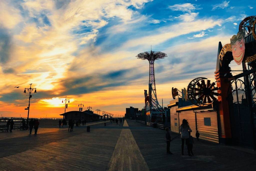 New York City gaat de 102 jaar oude promenade van Coney Island officieel slopen – en begint aan een renovatie van 2,7 mijl ter waarde van 1 miljard dollar
