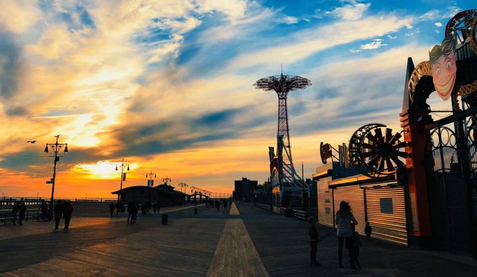 La ville de New York va officiellement démolir la promenade de Coney Island, vieille de 102 ans, pour lancer un chantier de reconstruction de 2,7 miles d’une valeur d’un milliard de dollars