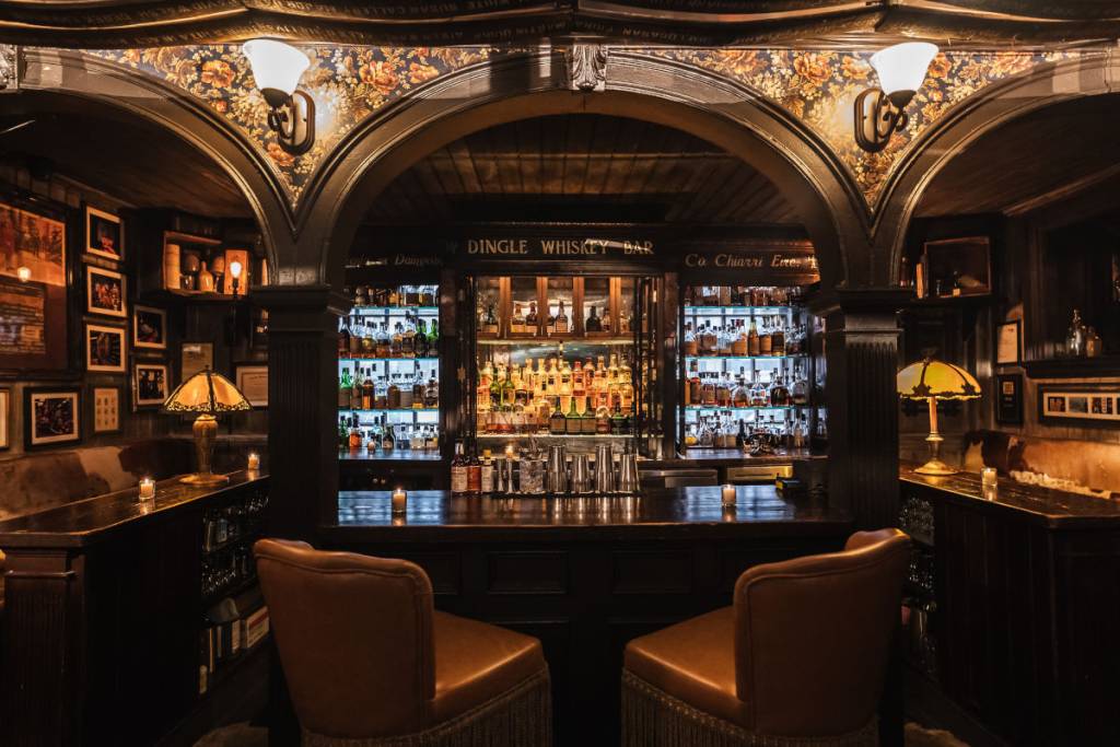 Il bar più antico di New York è sopravvissuto a una palla di cannone e a oltre 300 anni di storia: puoi ancora bere qualcosa nel posto dove George Washington ha detto addio e Alexander Hamilton ha bevuto prima del suo fatale duello