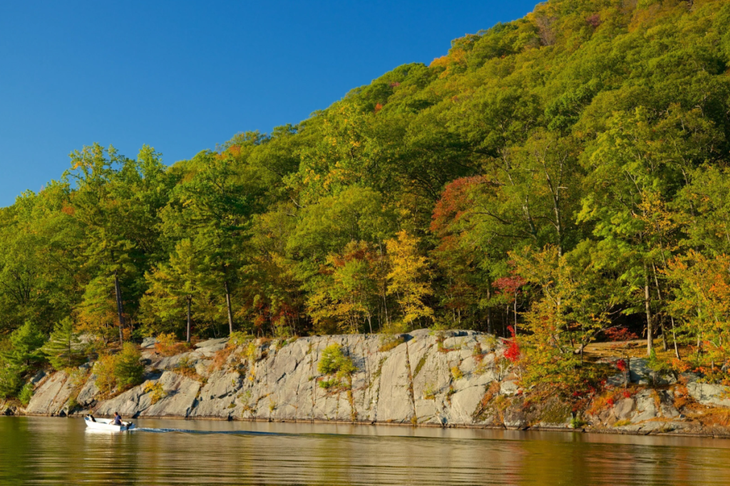 Cette ville fantôme pleine d’ambiance, à seulement 90 minutes de New York, est l’excursion d’automne par excellence — avec ses ruines envahies par la végétation, ses fleurs sauvages rares et ses sentiers d’automne