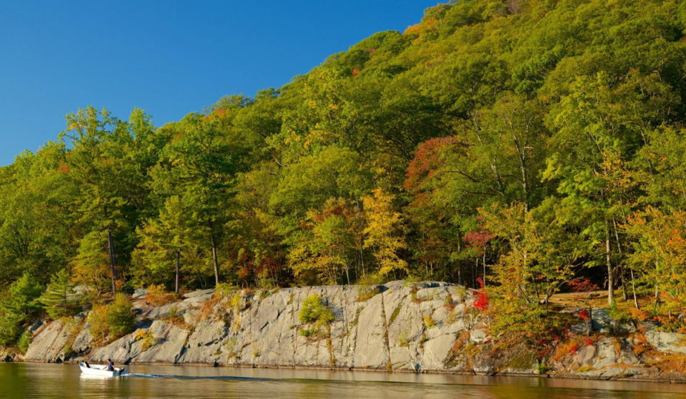 Diese stimmungsvolle Geisterstadt, nur 90 Minuten von NYC entfernt, ist der ultimative Herbstausflug – mit überwucherten Ruinen, seltenen Wildblumen und herbstlichen Wanderwegen