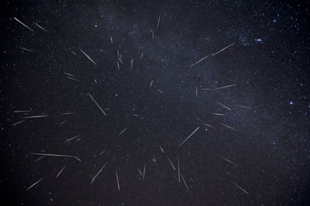 Lluvia de meteoros Gemínidas en dispositivos de seguimiento de estrellas, de 20:00 a 05:00, del 13 al 14 de diciembre de 2020, Tailandia. Imagen real 