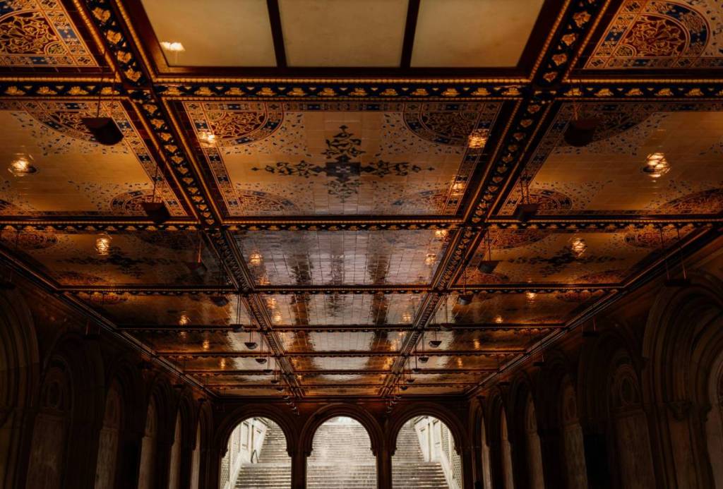 Nel 1860, artigiani europei realizzarono a mano 16.000 piastrelle Minton per Central Park, creando l’unico porticato al mondo con soffitto piastrellato: oggi, questo spazio iconico ha recitato in “Sex and the City”, “Gossip Girl”, “Harry ti presento Sally” e molti altri film