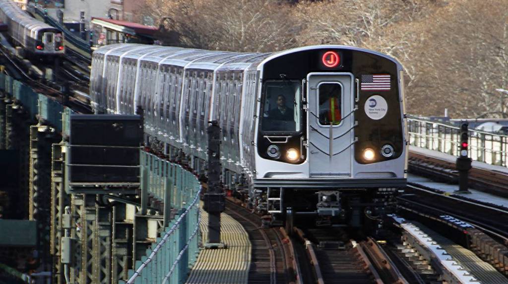 MTA_NYC_U-Bahn_J-Linie_nahezt sich der Flushing Ave