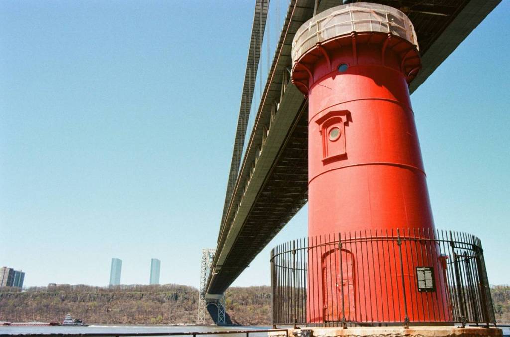 Imagen del emblemático faro rojo bajo el puente George Washington a la luz del día
